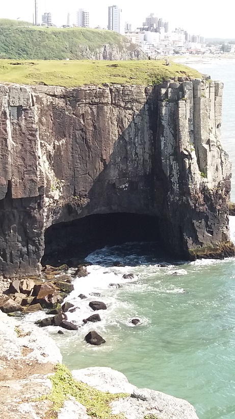 Morro das Furnas com o município de Torres (RS) ao fundo – Crédito: Bob Villar